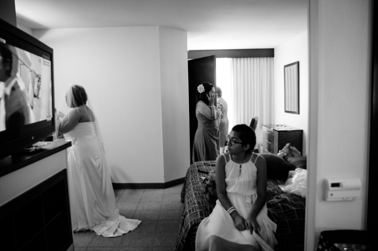 bride getting ready at hyatt ontario hotel photo